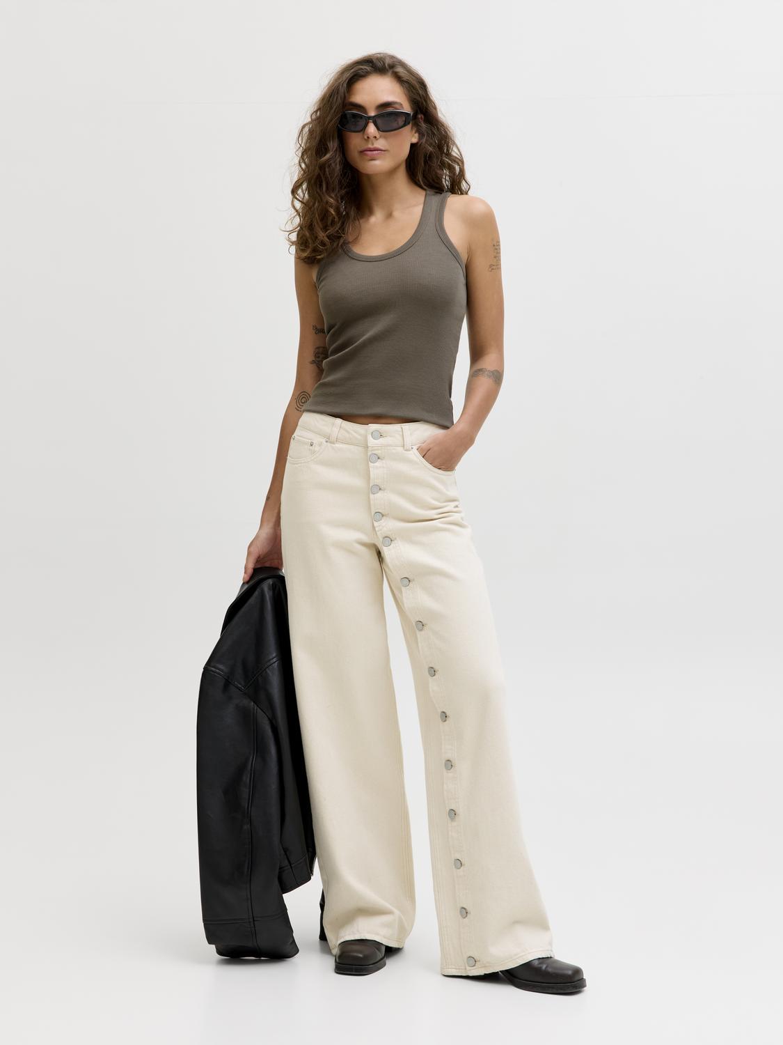 model_shot-front_full